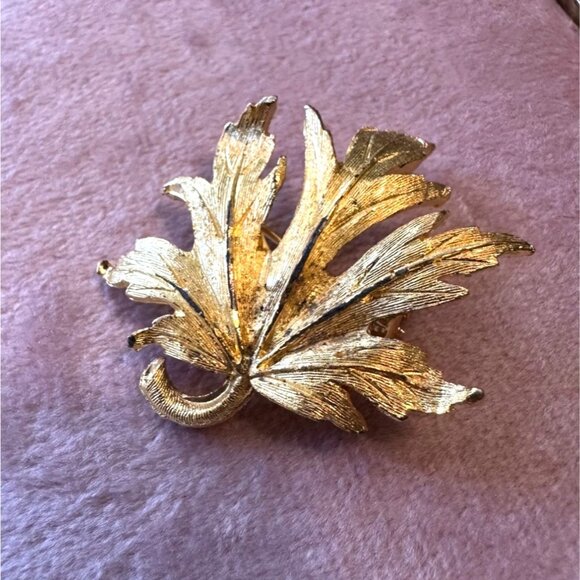 Vintage Mid-Century Gold-Tone Maple Leaf Brooch Pin Textured Detailing Unsigned - Picture 9 of 10